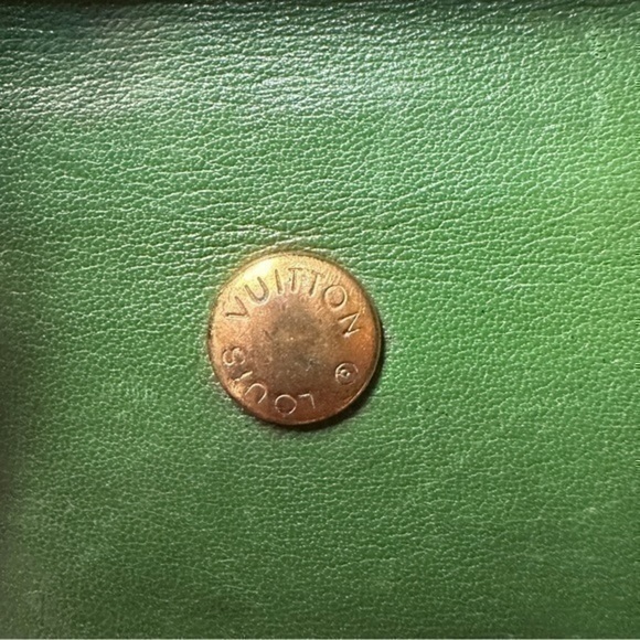 AUTHENTIC Louis Vuitton Monogram 4 ring key holder. Green. - Picture 9 of 14